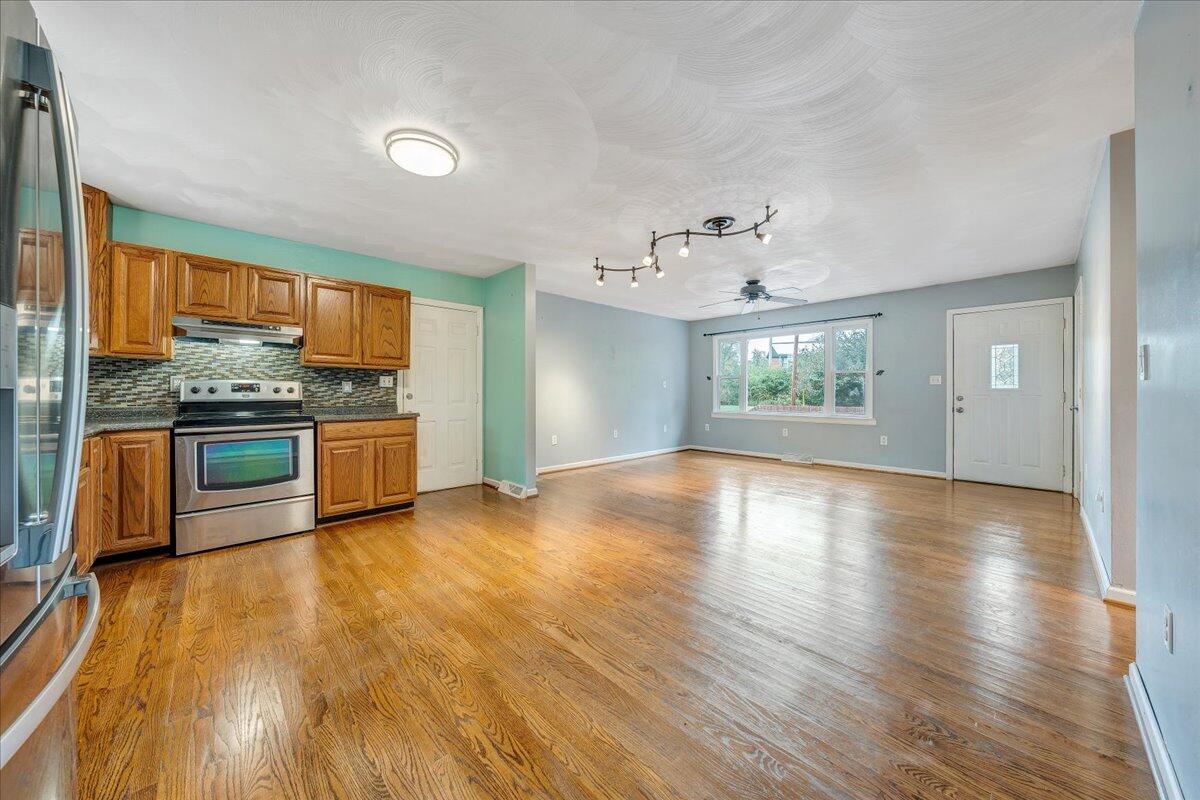 8540 Wormack Road Roanoke, VA 24019 - Photo 11 of 42 Kitchen and Living