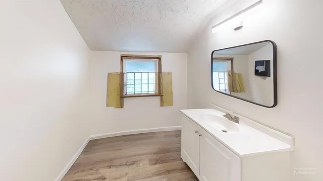 $1,099,999 | 130 High Street, Upton, MA 01568