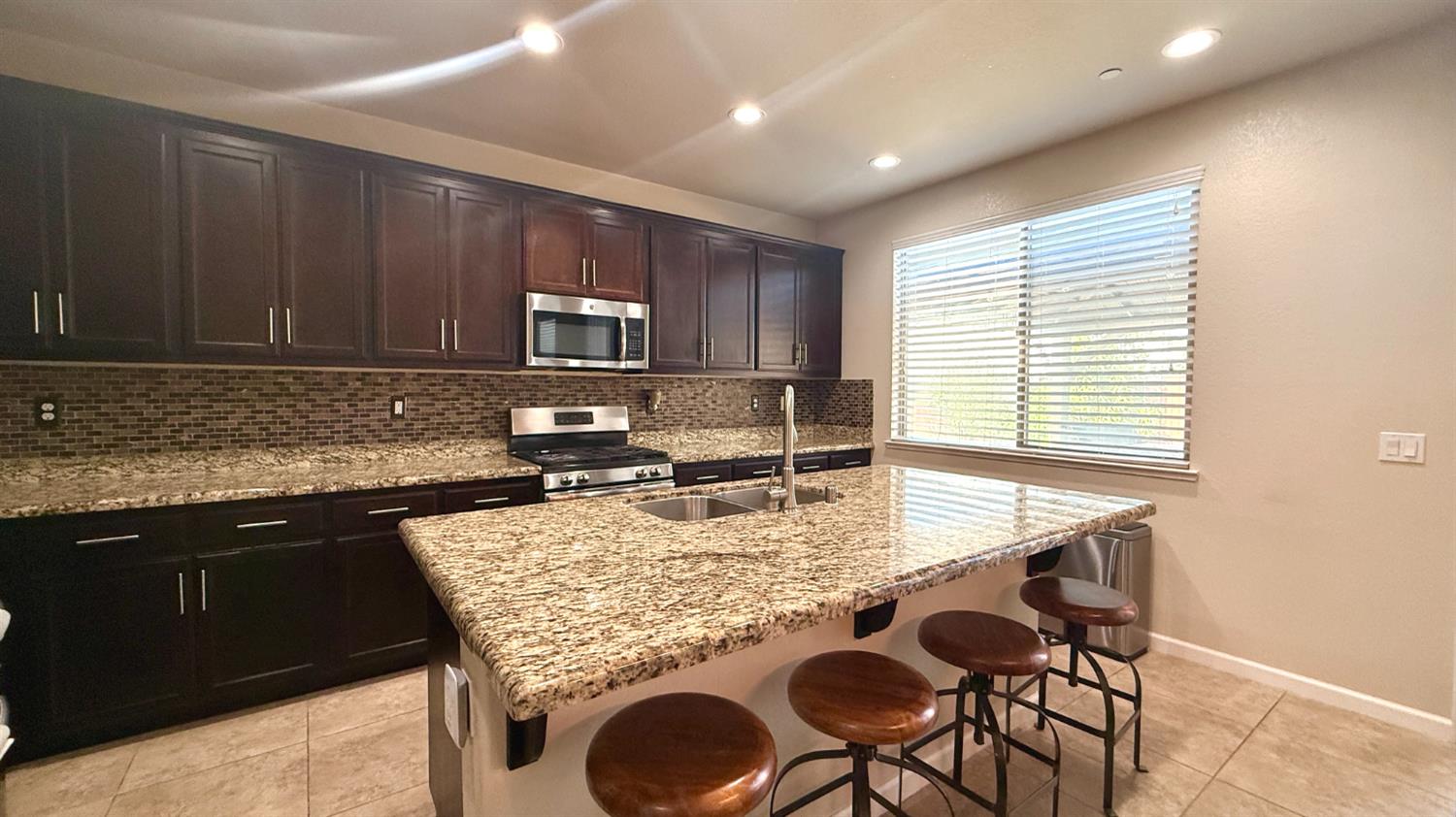 2767 Round Tree Way Manteca, CA 95337 - Photo 13 of 36