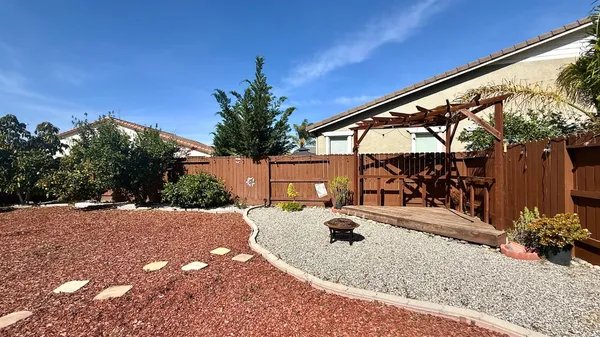 a view of a backyard