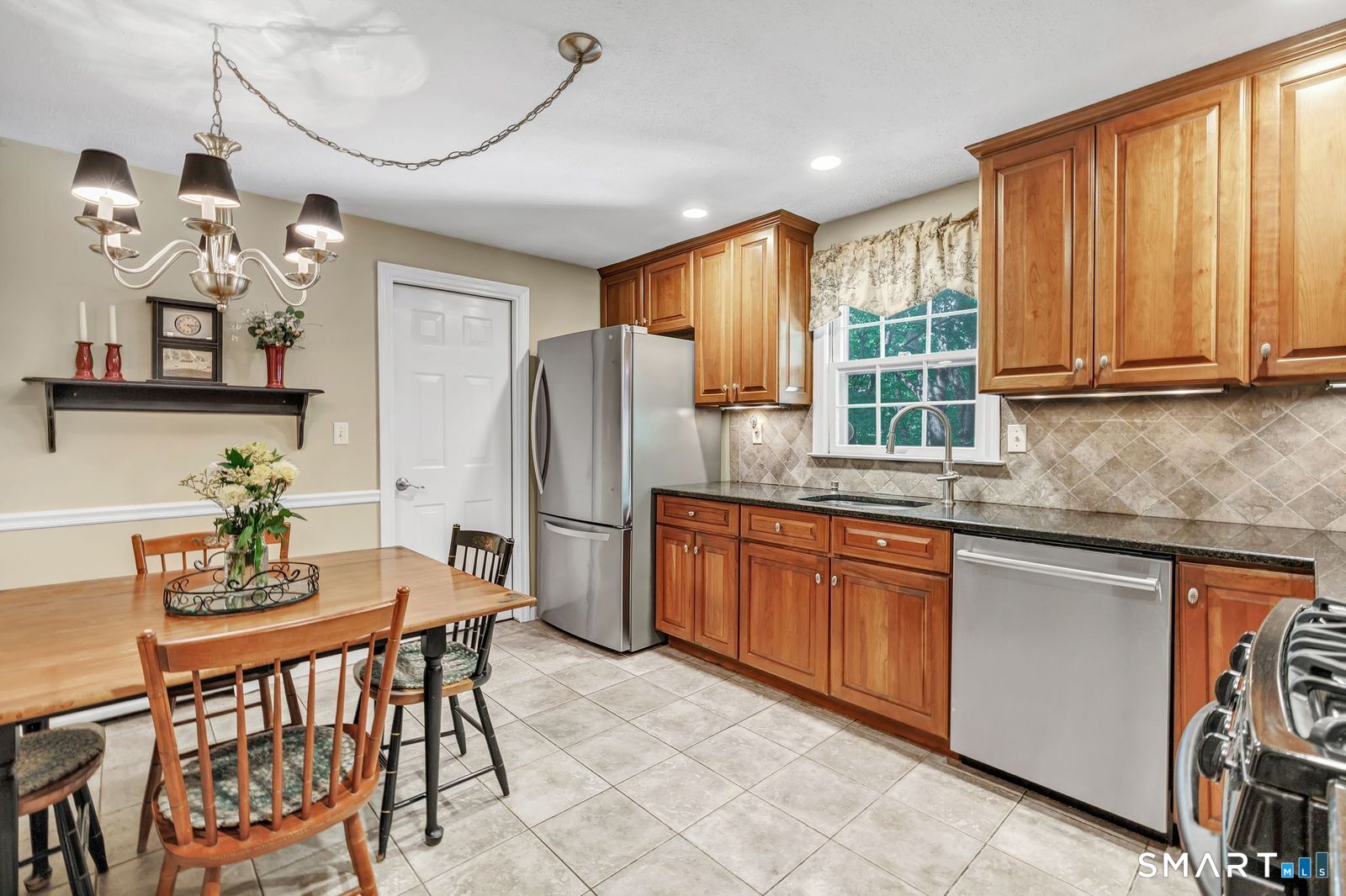 21 Overlook Place Trumbull, CT 06611 - Photo 8 of 37