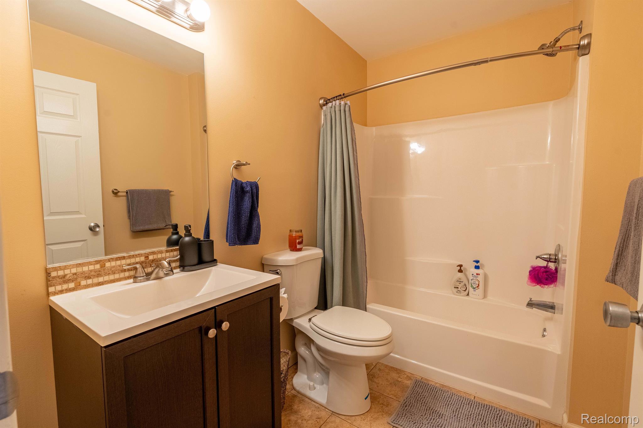 21116 Middlebelt Road Farmington, MI 48336 - Photo 31 of 43 Second Level Bath