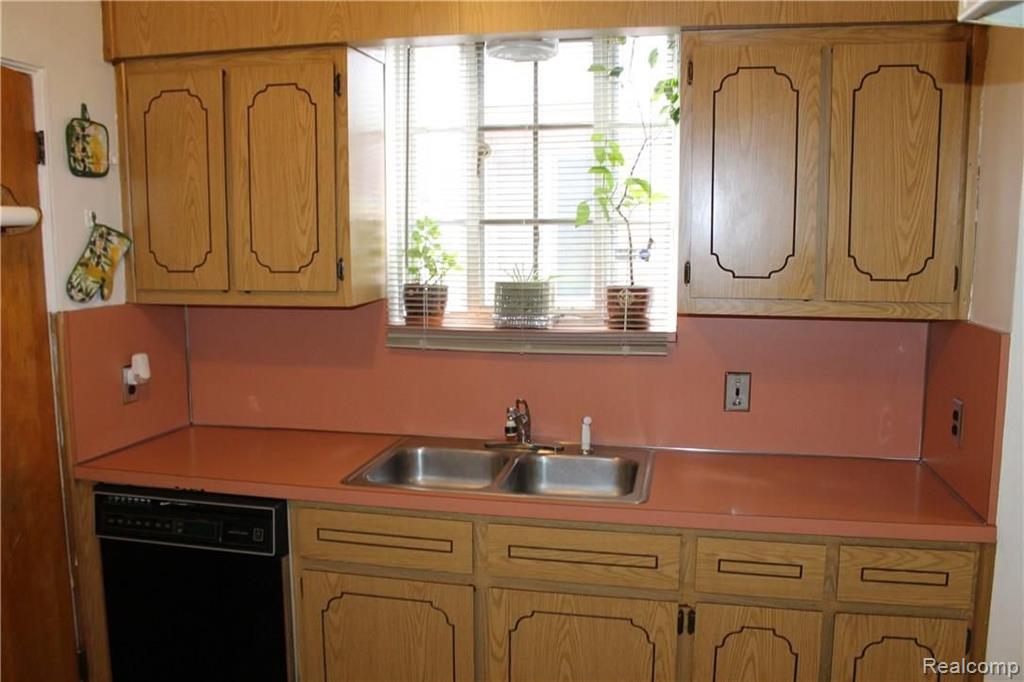 5274 Balfour Road Detroit, MI 48224 - Photo 6 of 21