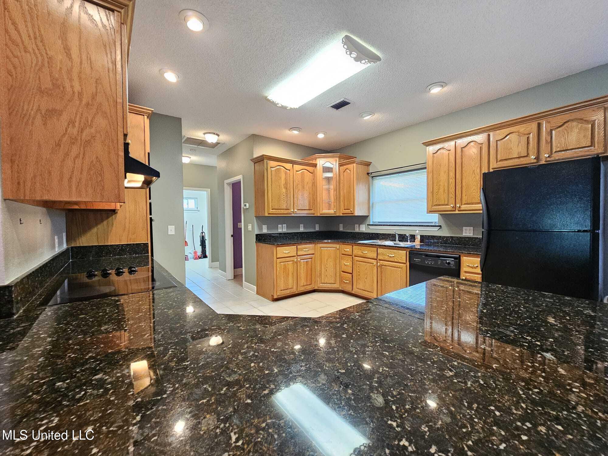 4319 Adcock Street Moss Point, MS 39563 - Photo 14 of 46 kitchen bar