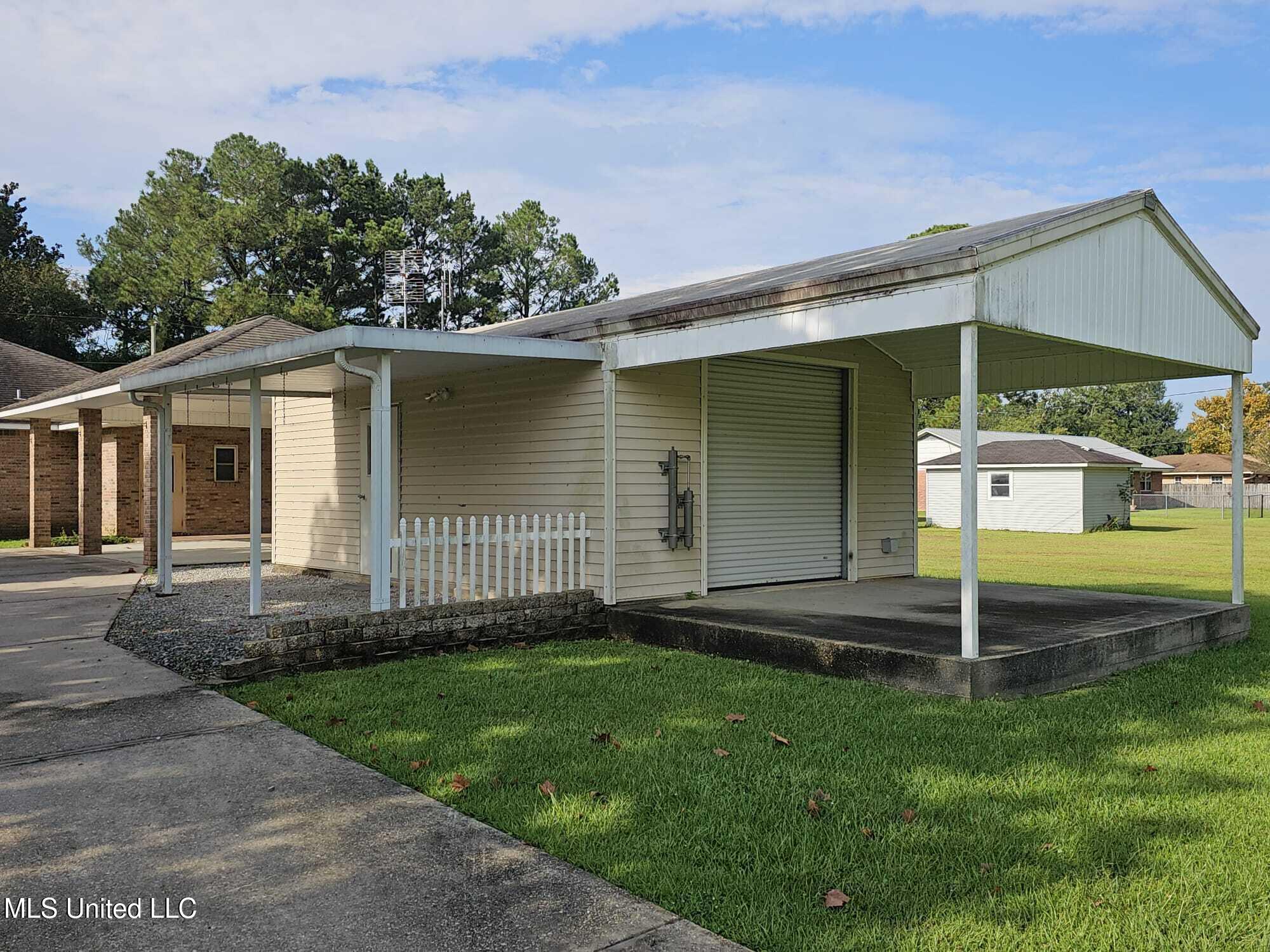 4319 Adcock Street Moss Point, MS 39563 - Photo 6 of 46 workshp with porches