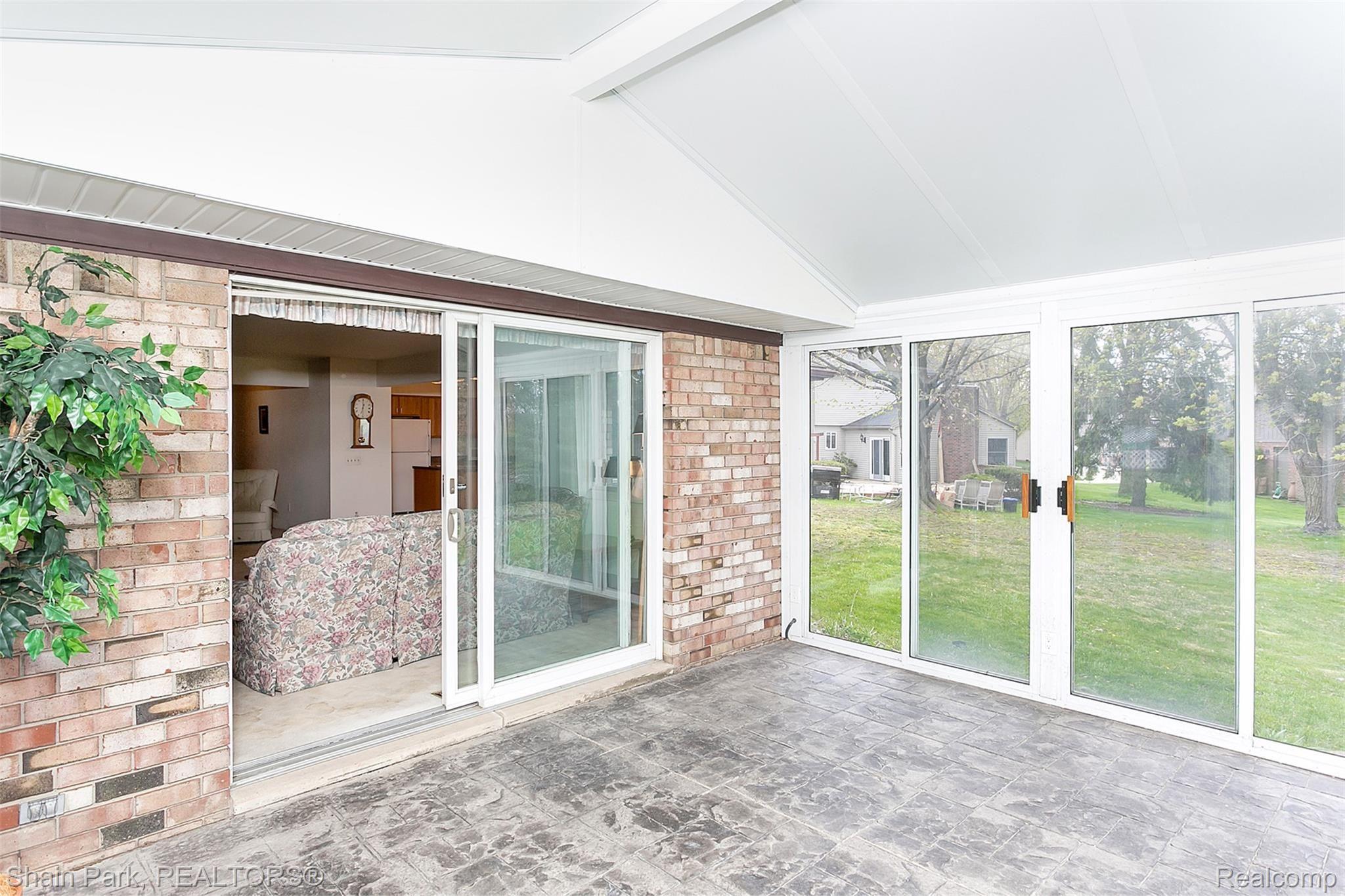 940 Dickson Lane Rochester, MI 48307 - Photo 10 of 38 3 Seasons/Sun Porch