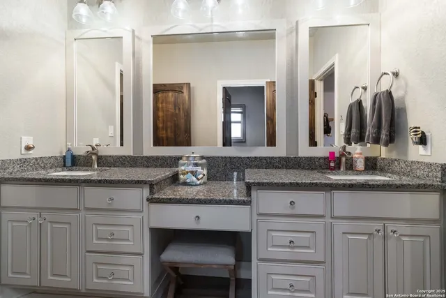 $730,000 | 129 Crescent Ridge, Adkins, TX 78101