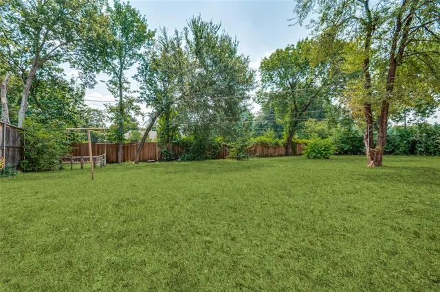 a view of a house with a big yard