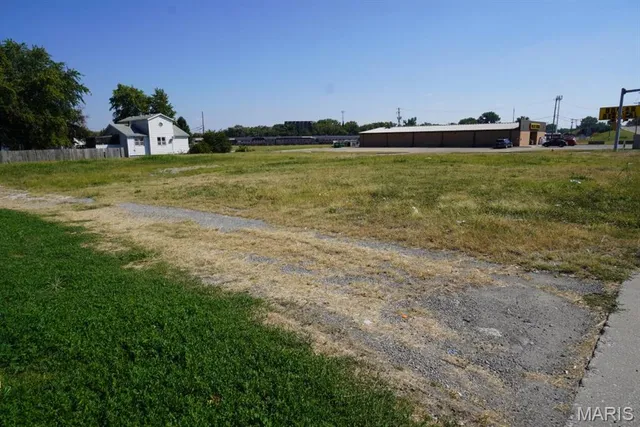 $300,000 | 25.001 McCambridge Avenue, Madison, IL 62060