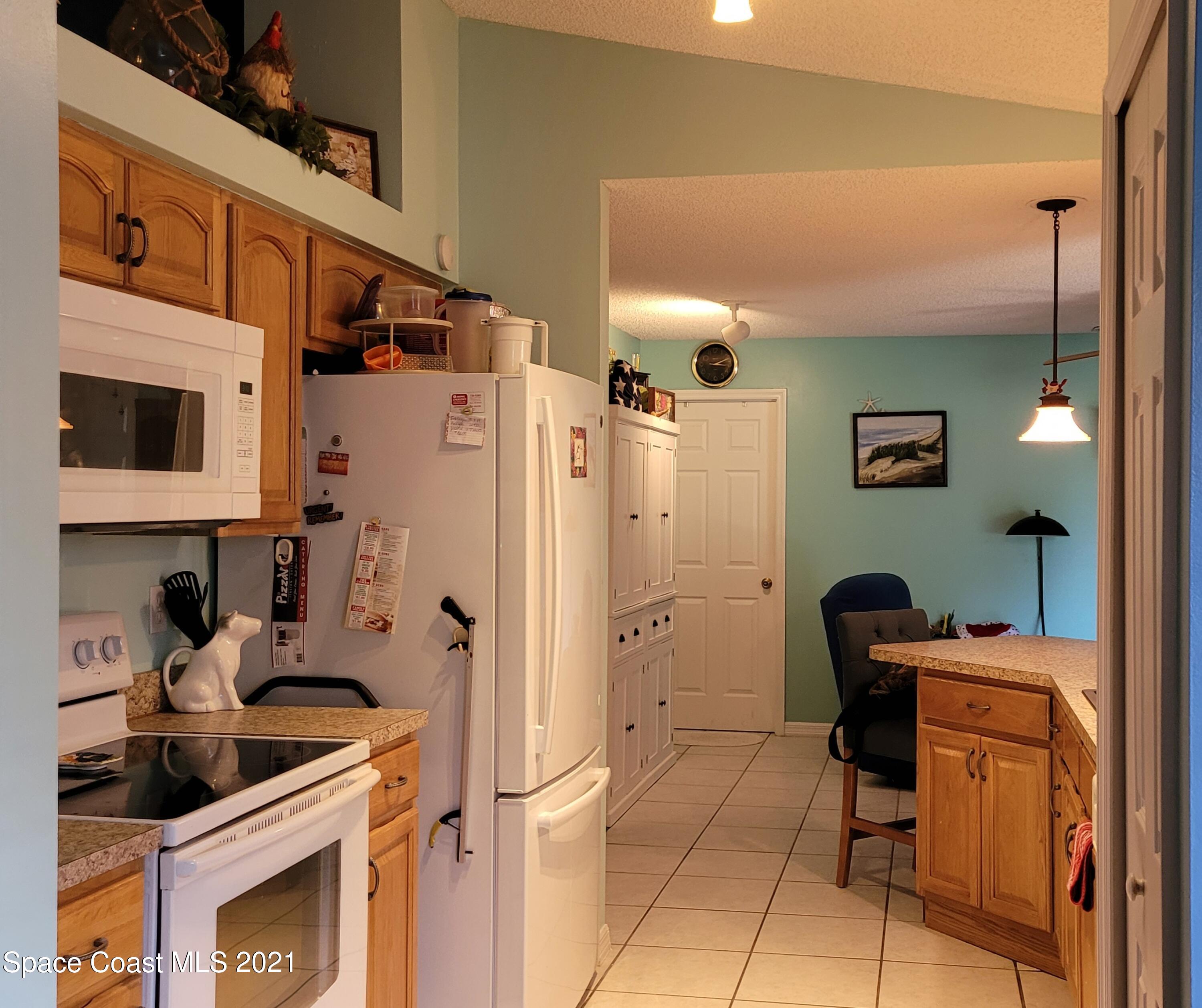 1050 Meadowbrook Road Northeast Palm Bay, FL 32905 - Photo 9 of 16 Kitchen