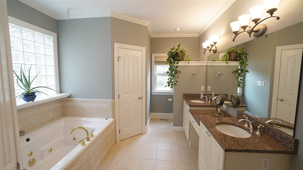 2708 Alloway Court Raleigh, NC 27606 - Photo 18 of 29 Master Bath/Spa