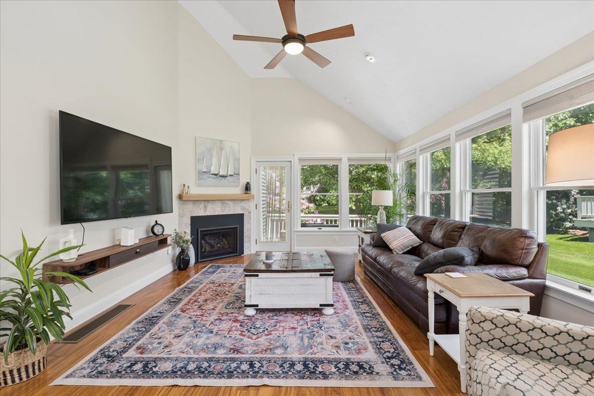 110 Hawthorne Village Road Nashua, NH 03062 - Photo 4 of 44