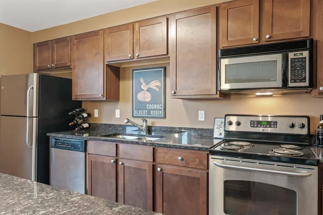 $179,900 | 1502 5th Street North, Unit 403, Hopkins, MN 55305