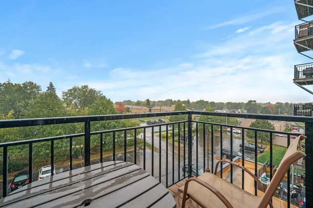 $179,900 | 1502 5th Street North, Unit 403, Hopkins, MN 55305