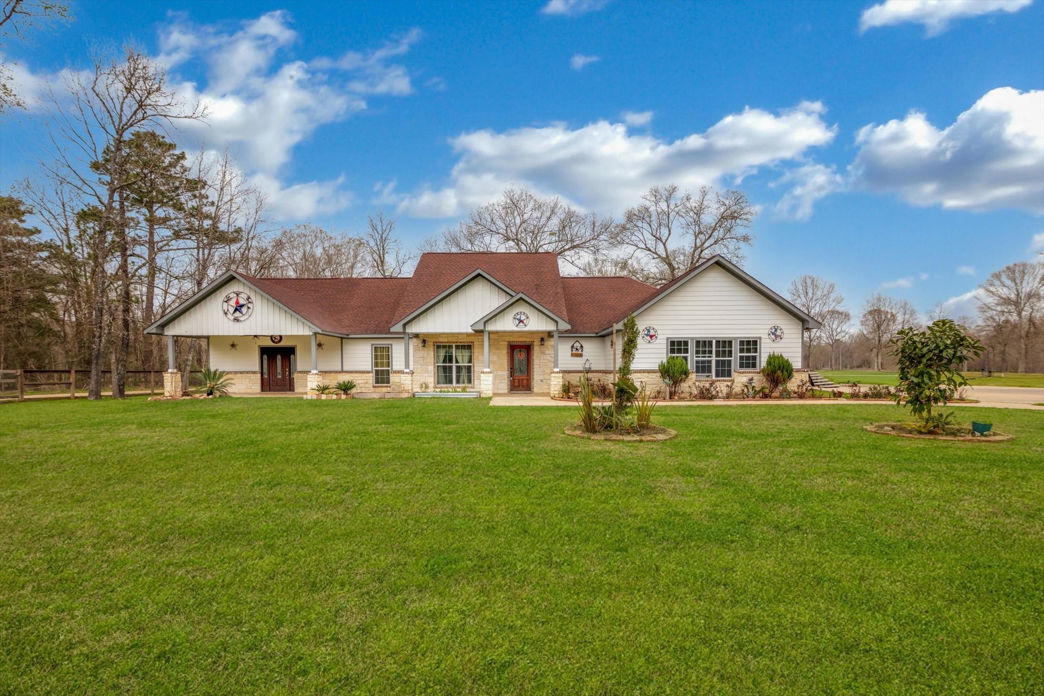 a view of house with garden and trees