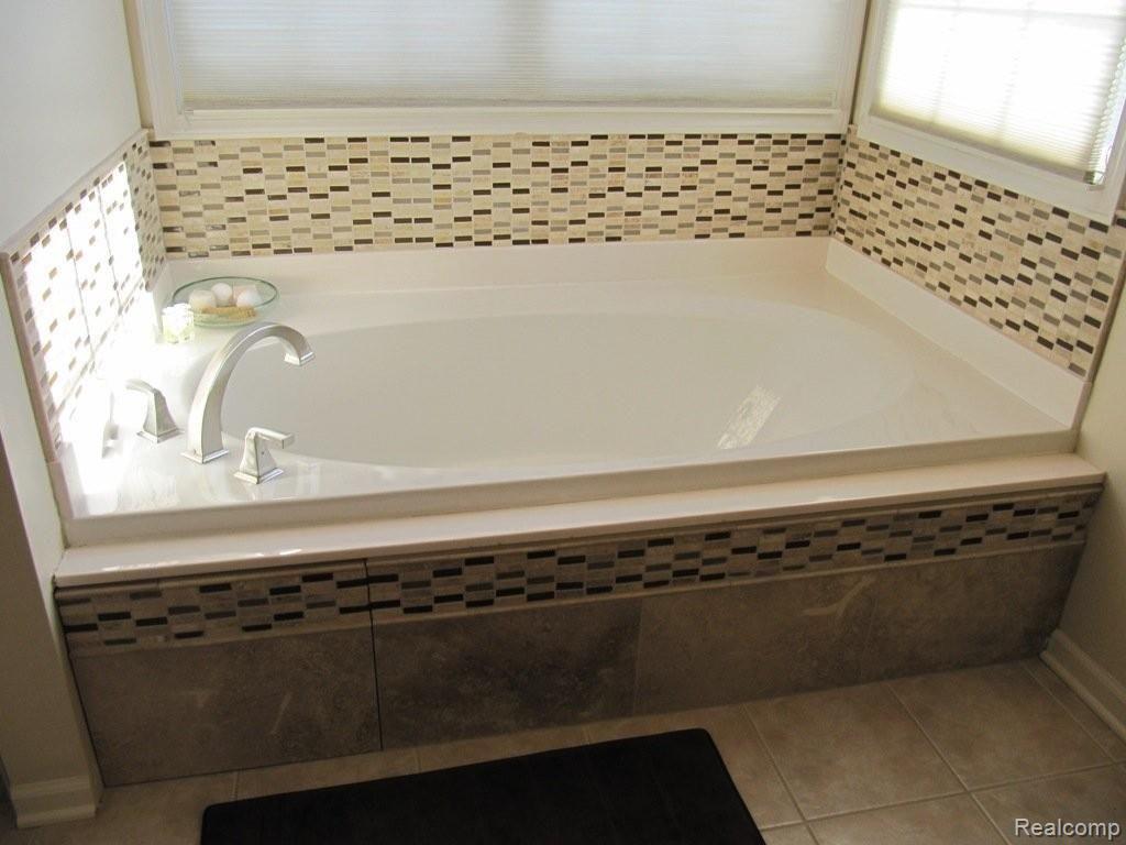 1914 Catlin Drive Rochester, MI 48306 - Photo 15 of 25 Masterbath.