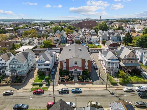 $1,850 | 34 East 32nd Street, Unit B2, Bayonne, NJ 07002