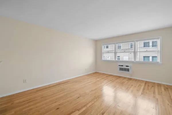$1,850 | 34 East 32nd Street, Unit B2, Bayonne, NJ 07002