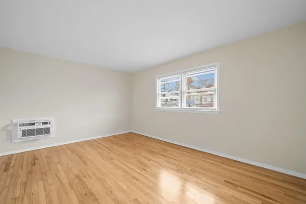 $1,850 | 34 East 32nd Street, Unit B2, Bayonne, NJ 07002