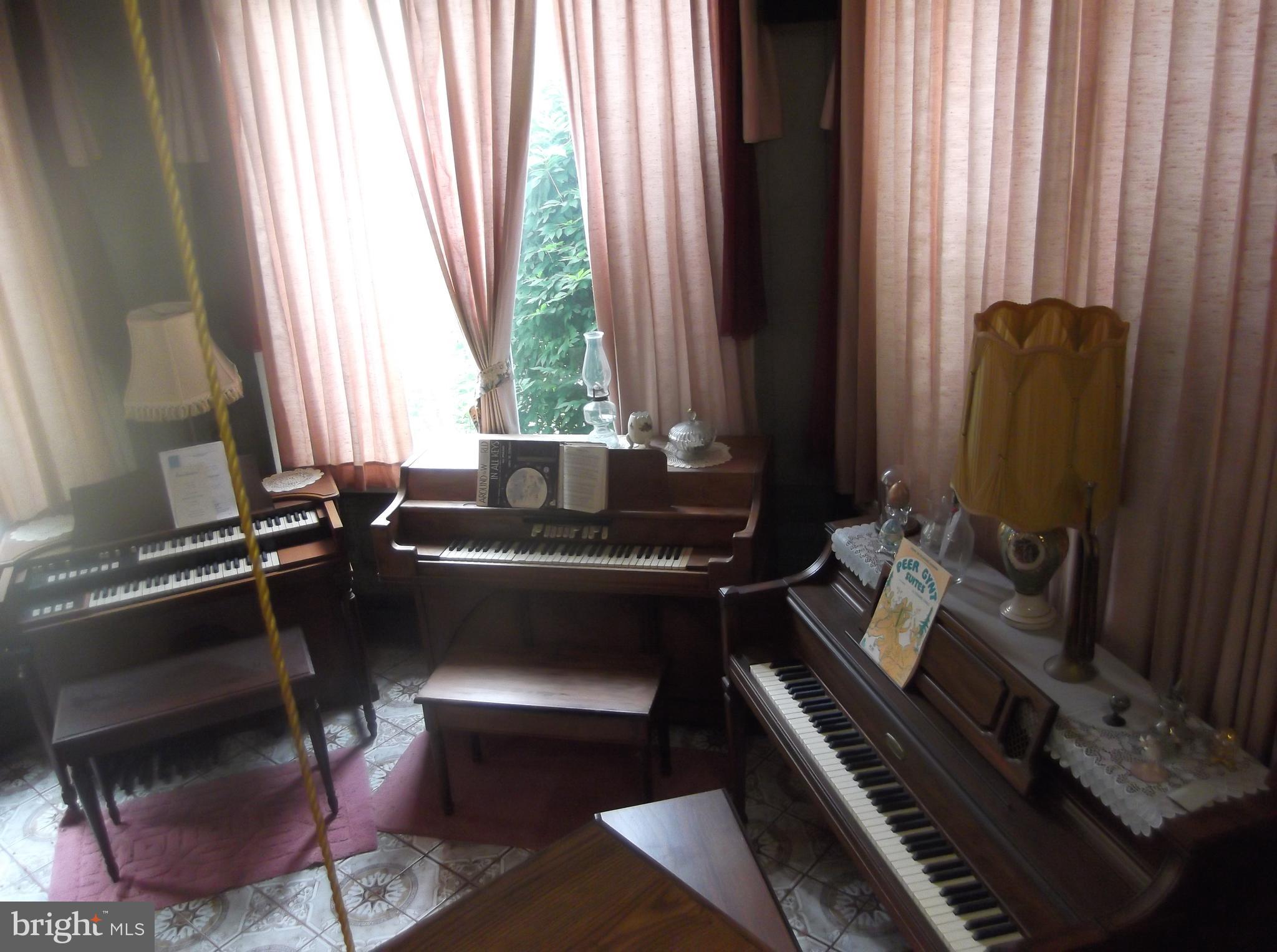 2455 Park Road Warrington, PA 18976 - Photo 25 of 47 Music Room / Solarium
