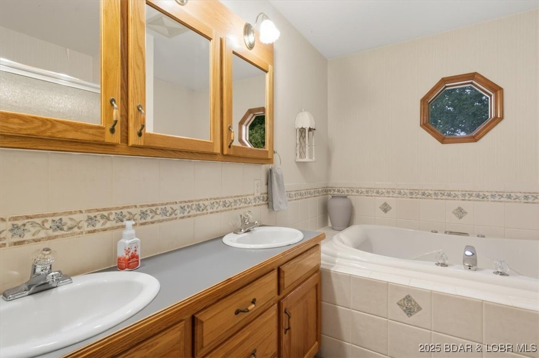 112 Pelican View Lane Roach, MO 65787 - Photo 30 of 68 Upper level master