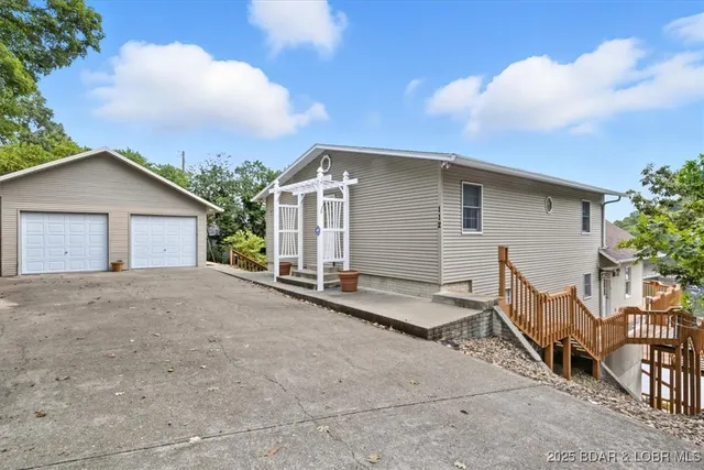 $869,900 | 112 Pelican View Lane, Roach, MO 65787