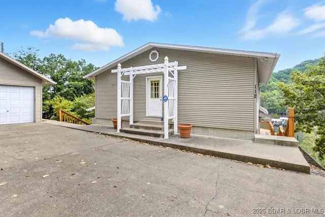 $869,900 | 112 Pelican View Lane, Roach, MO 65787