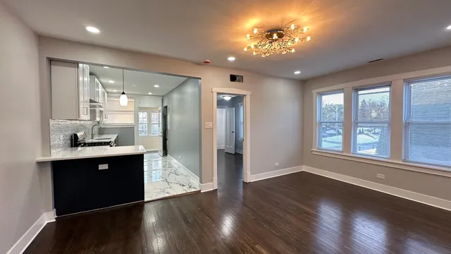 $2,500 | 5226 North Bernard Street, Unit 2, Chicago, IL 60625