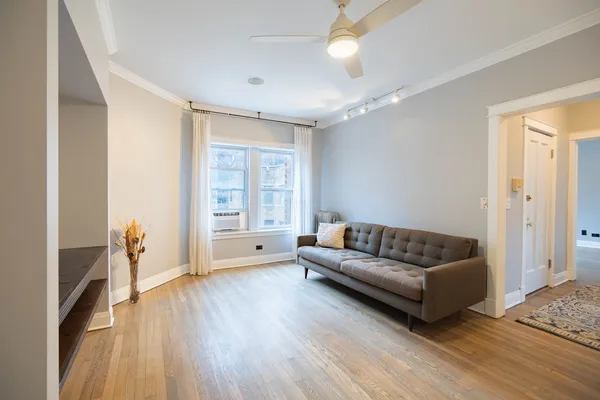 $3,000 | 536 1/2 West Cornelia Avenue, Unit 3, Chicago, IL 60657