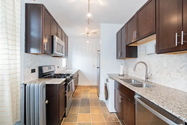 $3,000 | 536 1/2 West Cornelia Avenue, Unit 3, Chicago, IL 60657