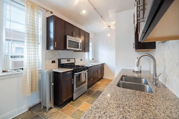 $3,000 | 536 1/2 West Cornelia Avenue, Unit 3, Chicago, IL 60657