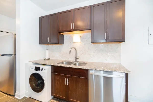$3,000 | 536 1/2 West Cornelia Avenue, Unit 3, Chicago, IL 60657