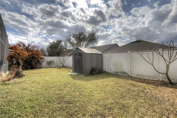 a view of a backyard