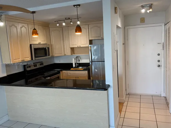 $1,900 | 1990 Marseille Drive, Unit 303, Miami Beach, FL 33141