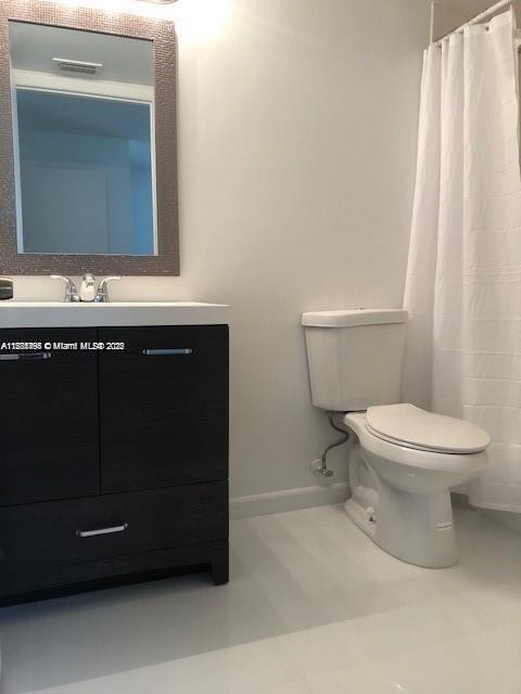 650 South Park Road, Unit 285 Hollywood, FL 33021 - Photo 8 of 13 a bathroom with a toilet a sink and mirror