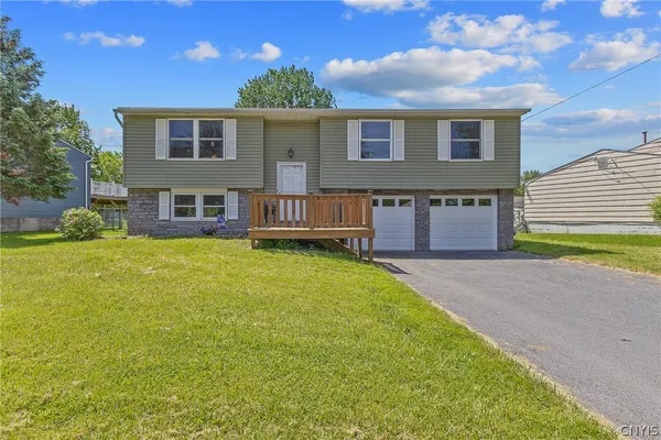 $284,900 | 8256 Elaine Circle, Clay, NY 13090