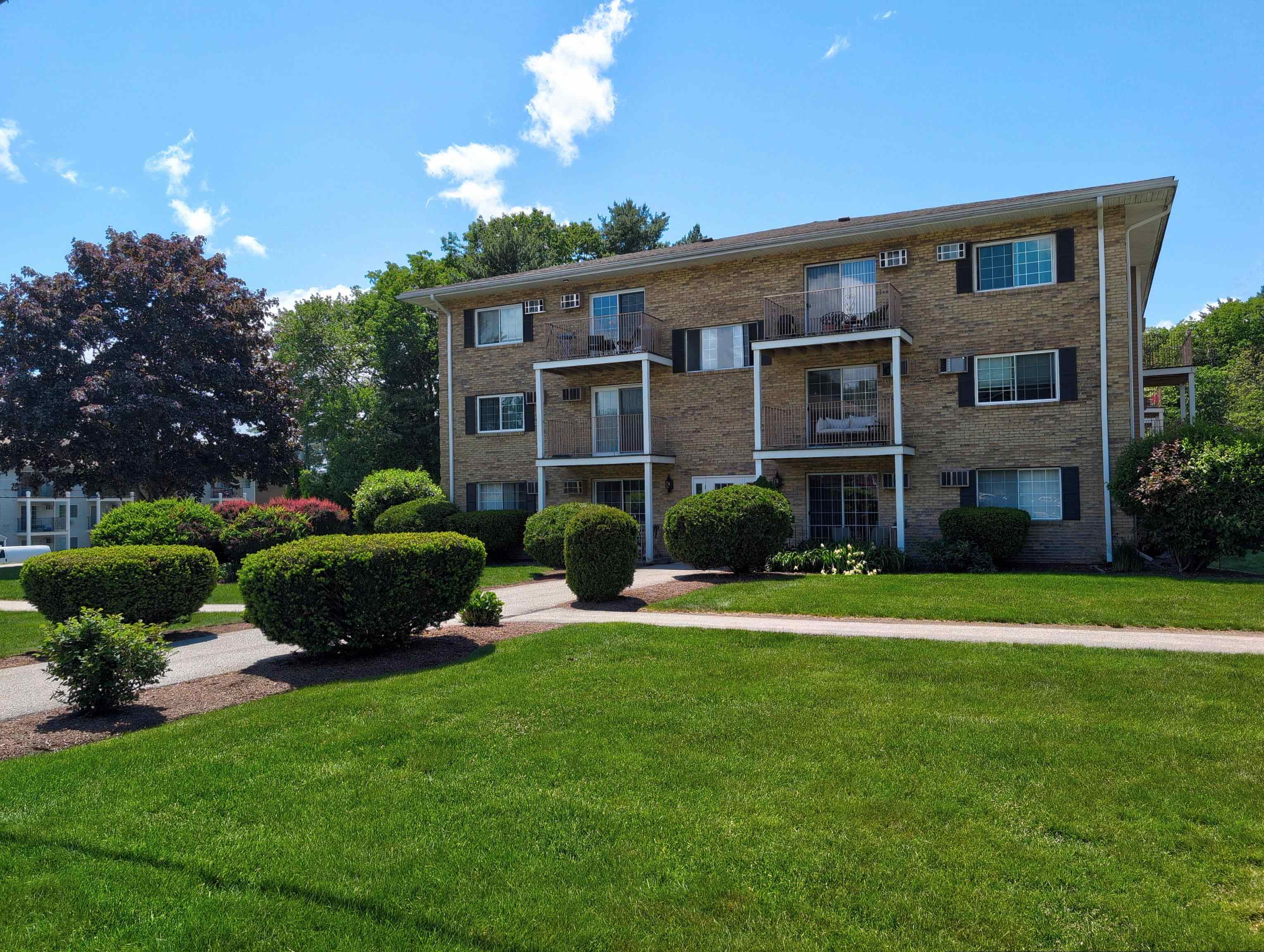 379 Huse Road, Unit 29 Manchester, NH 03103 - Photo 2 of 15