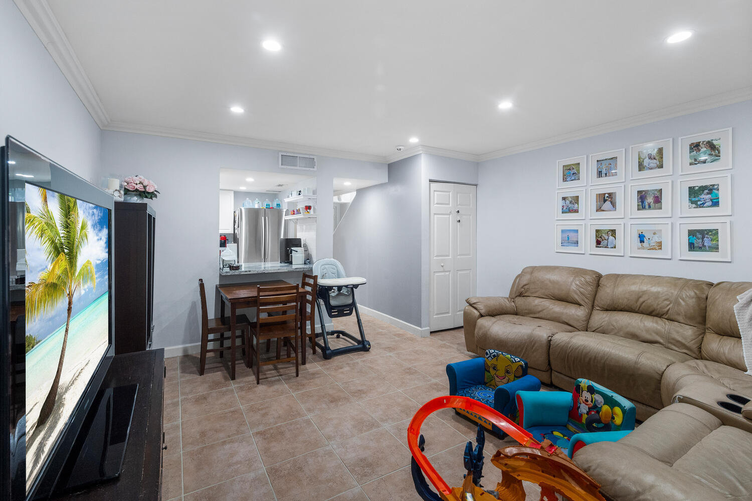 892 Southwest 9th St Circle, Unit 1 Boca Raton, FL 33486 - Photo 8 of 26 FAMILYROOM