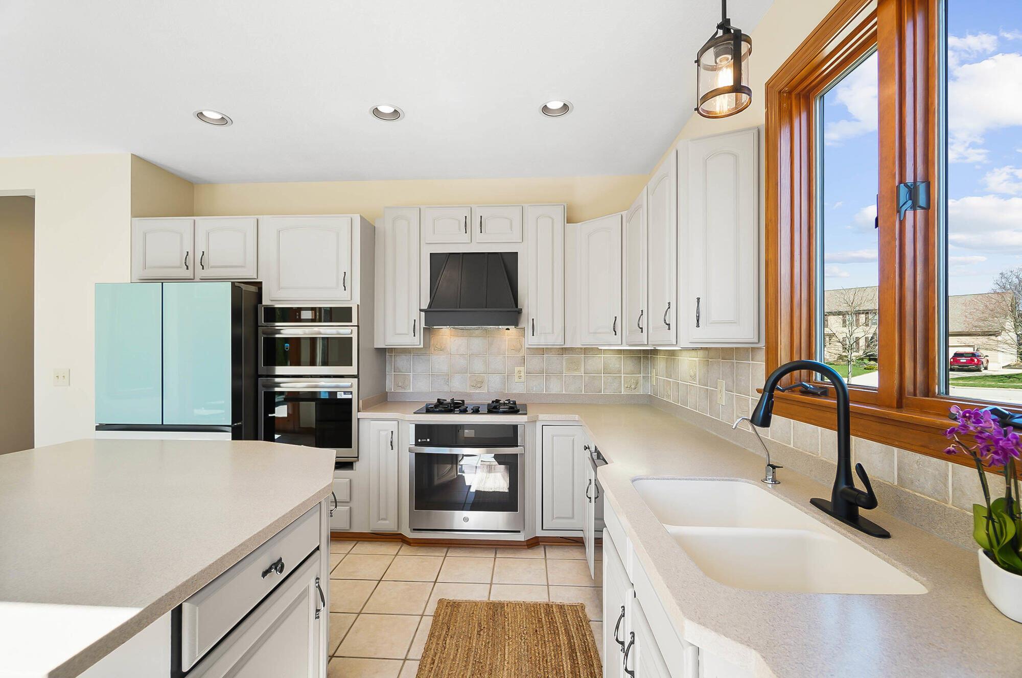 8591 Spring Flower Road Pickerington, OH 43147 - Photo 22 of 84 Updated Kitchen