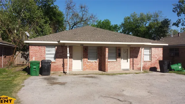 a view of a house with backyard and garden