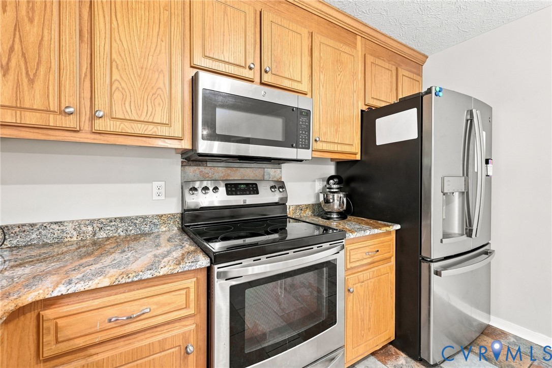 16753 Jolly Road Disputanta, VA 23842 - Photo 27 of 44 Stainless steel appliances, wood cabinetry, stone