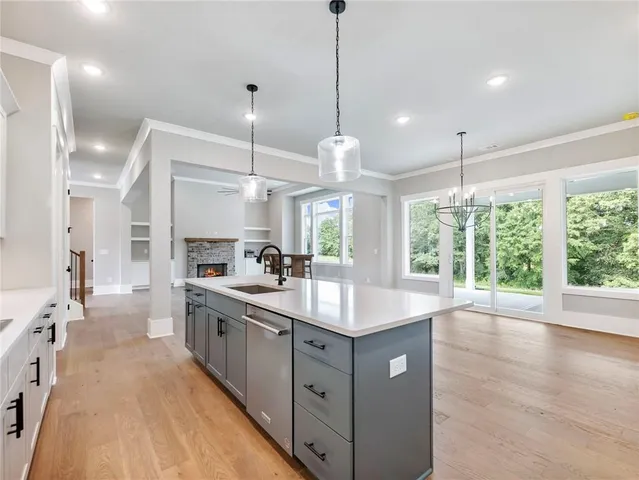 a large kitchen with kitchen island a large island in it
