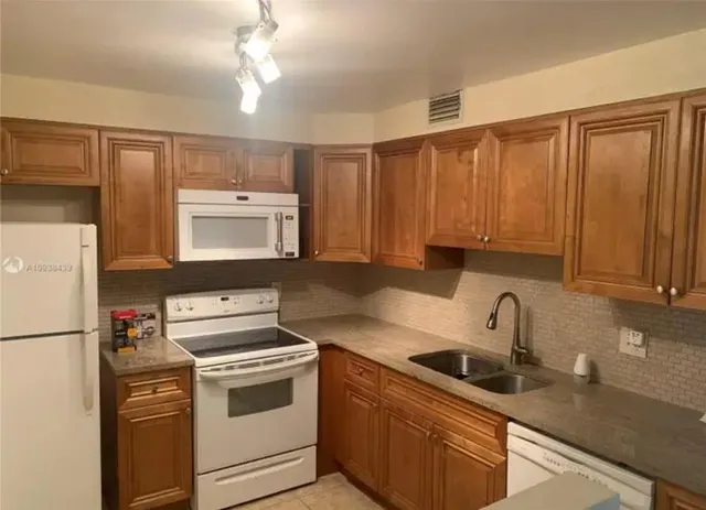 $2,100 | 6600 Cypress Road, Unit 304, Plantation, FL 33317