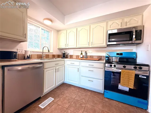 $379,900 | 12 Briargate Terrace, Pueblo, CO 81001