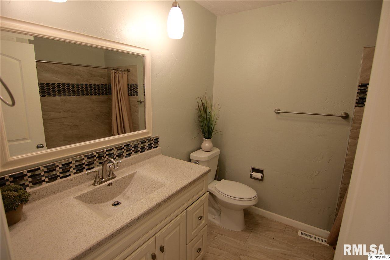 7320 Eastlake Road Quincy, IL 62305 - Photo 12 of 34
