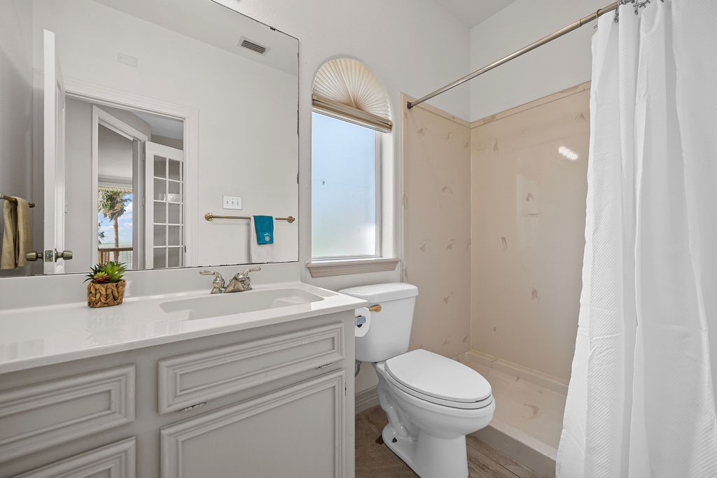 912 Waterview Street Portland, TX 78374 - Photo 23 of 40 East full bathroom