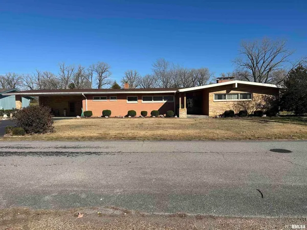 $275,000 | 944 South Lake Drive, Du Quoin, IL 62832