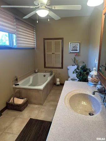 $275,000 | 944 South Lake Drive, Du Quoin, IL 62832