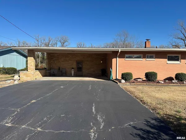 $275,000 | 944 South Lake Drive, Du Quoin, IL 62832