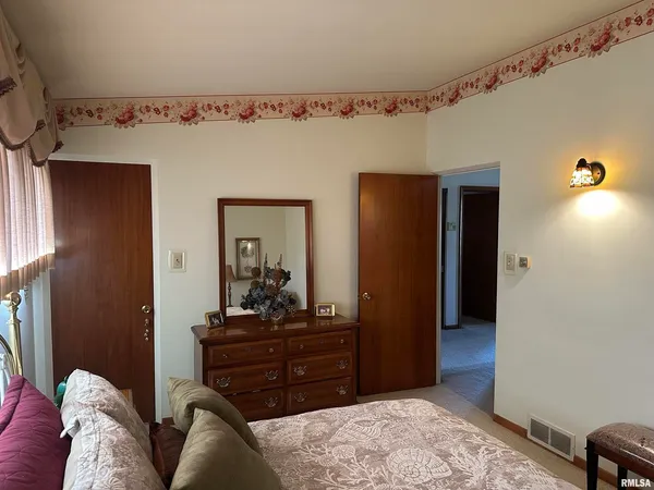 $275,000 | 944 South Lake Drive, Du Quoin, IL 62832